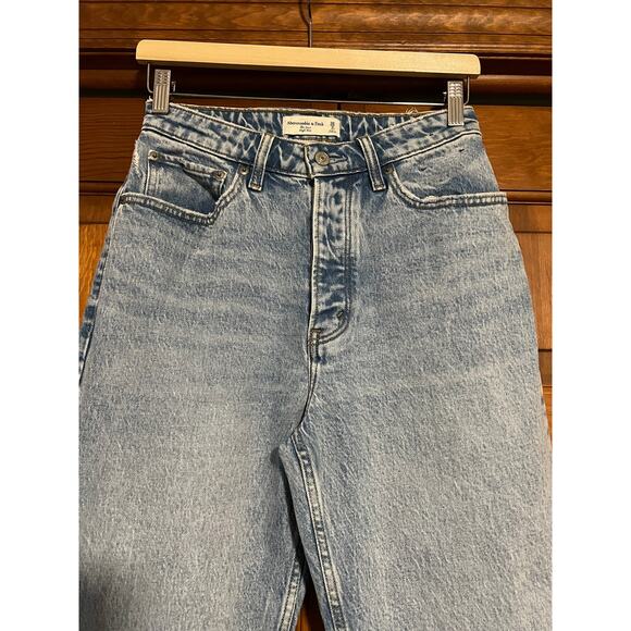 Abercrombie & Fitch Curve Love High Rise Dad Jeans Medium Light Wash Size 26/2S - Picture 3 of 10